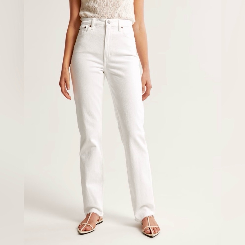 NWT Abercrombie Ultra High Rise 90s Slim
Straight Jean, white, size 30/10